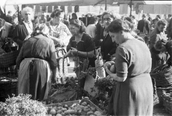 Italia Dopoguerra. Milano. Vendita al mercato di prodotti a prezzi calmierati. Folla di donne davanti a un banco