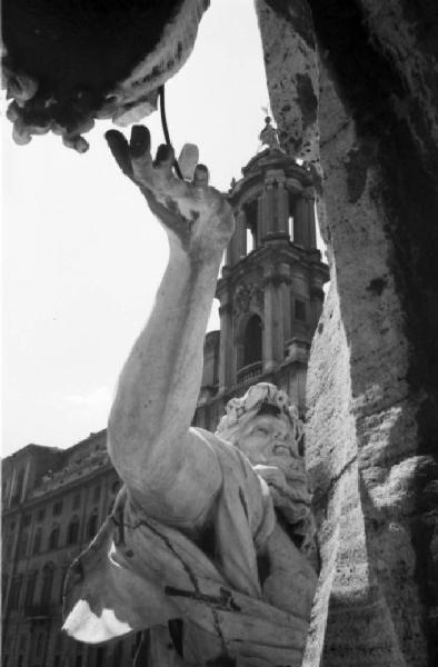Roma - Piazza Navona - Particolare scultoreo della Fontana dei Fiumi e il campanile della chiesa di Sant'Agnese in Agone