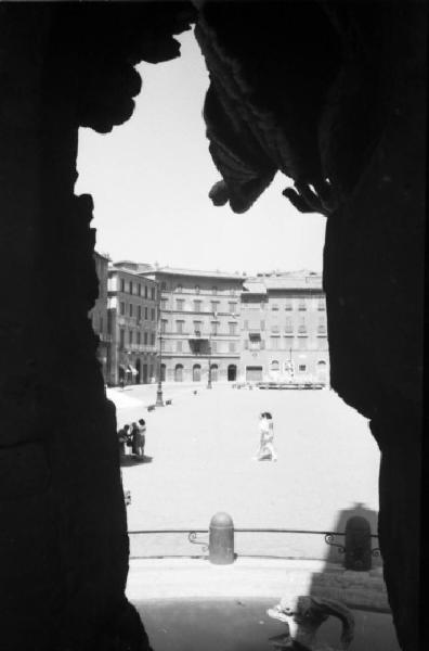 Roma - Scorcio di Piazza Navona vista attraverso un varco della Fontana dei Fiumi