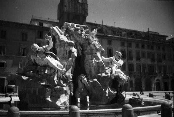 Roma -Piazza Navona - La parte inferiore della Fontana dei Fiumi