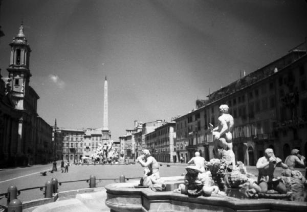 Roma - Scorcio di Piazza Navona e la Fontana del Moro - Sullo sfondo il campanile della chiesa di Sant'Agnese in Agone e l'obelisco sovrastante la Fontana dei Fiumi