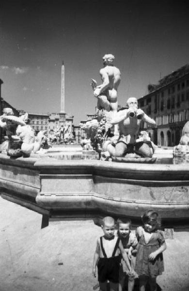 Roma - Piazza Navona, la Fontana del Moro - In primo piano tre bambini in posa