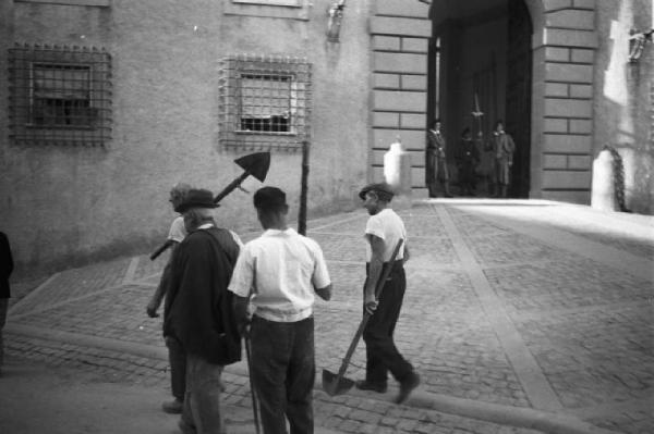 Invasione delle terre. Contadini con attrezzi agricoli davanti al Palazzo Pontificio