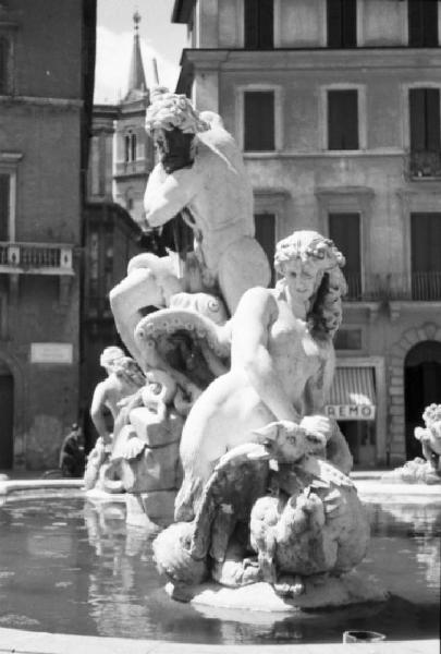 Roma - Piazza Navona, la Fontana del Nettuno - Statua di sirena