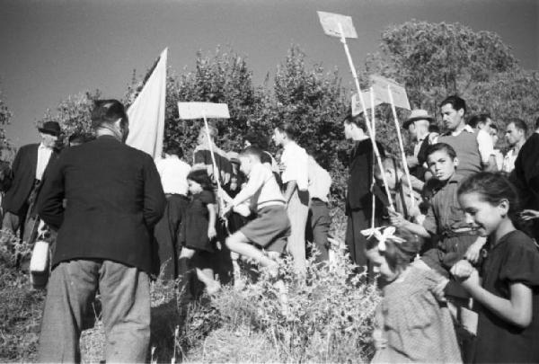 Invasione delle terre. Contadini che manifestano. I bambini in primo piano tengono in mano cartelli di protesta