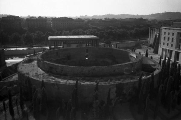 Roma - Il Mausoleo di Augusto - sullo sfondo Ara Pacis di Morpurgo