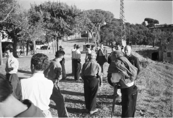 Invasione delle terre. Contadini che manifestano. Gruppo di persone che discutono e osservano