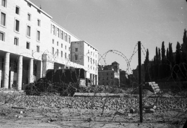 Italia Dopoguerra. Roma - Campo Marzio - Area intorno all'Ara Pacis - Piazza Augusto Imperatore - Architettura fascista: edificio sede dello Studio d'Arte Palma di Pietro Maria Bardi