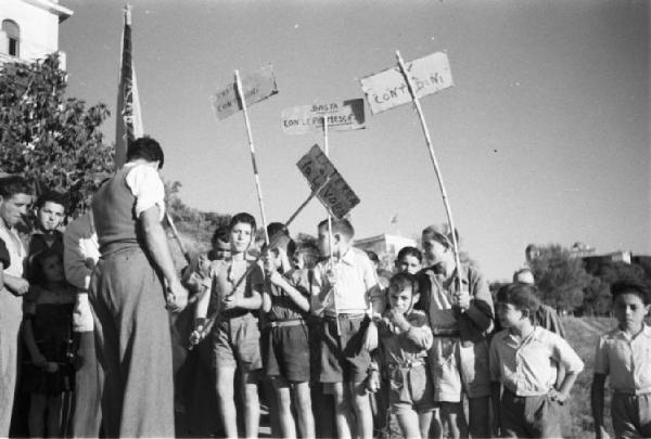 Invasione delle terre. Contadini che manifestano. I bambini in primo piano tengono in mano cartelli di protesta