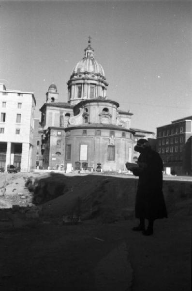 Italia Dopoguerra. Roma - Campo Marzio - Area intorno all'Ara Pacis - Piazza Augusto Imperatore - Sullo sfondo la parte absidale della chiesa di San Carlo al Corso - Donna