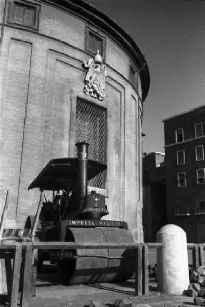 Italia Dopoguerra. Roma - Campo Marzio - Piazza Augusto Imperatore - Chiesa di San Carlo al Corso, abside - rullo compressore