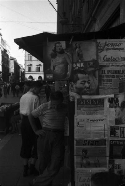 Italia Dopoguerra. Roma - Campo Marzio - Piazza di San Lorenzo in Lucina, scorcio di una edicola