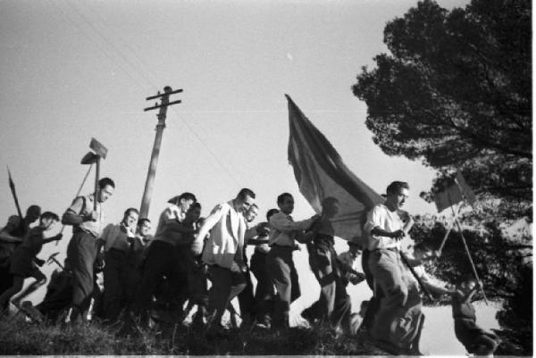 Invasione delle terre. Contadini che manifestano con bandiera e cartelli