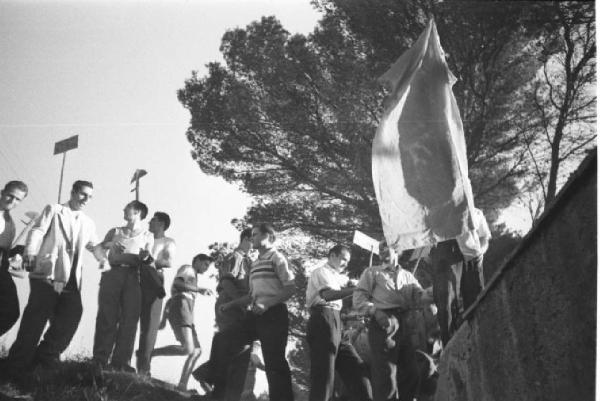 Invasione delle terre. Contadini che manifestano con bandiera e cartelli