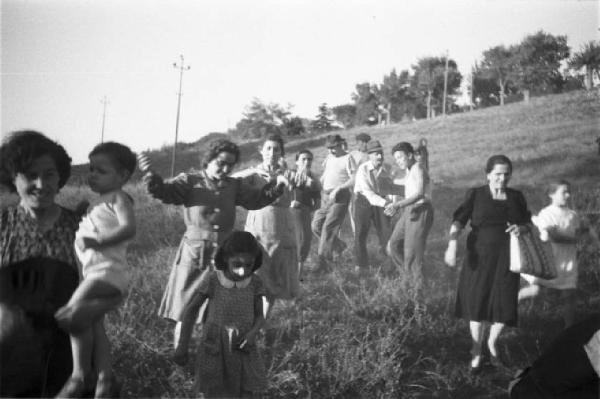 Invasione delle terre. Contadini manifestano in un prato. Primo piano di donne e bambini