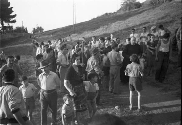 Invasione delle terre. Gruppo di contadini che manifestano. Un prete alla testa deil corteo