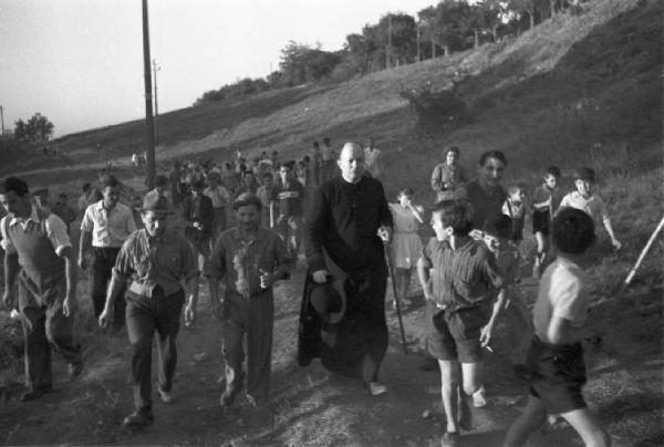 Invasione delle terre. Gruppo di contadini che manifestano. Un prete alla testa del corteo