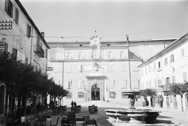 Invasione delle terre. Piazza di Castelgandolfo con l'ingresso al Palazzo Pontificio