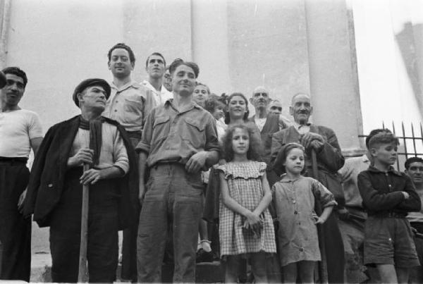 Invasione delle terre. Piazza di Castelgandolfo. Gruppo di contadini in posa su una scalinata