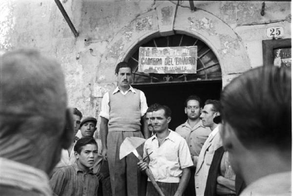 Invasione delle terre. Gruppo di contadini davanti all'ingresso della Camera del Lavoro di Castelgandolfo