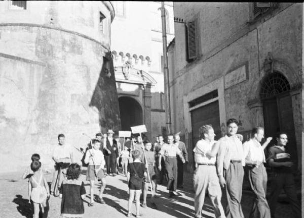 Invasione delle terre. Gruppo di contadini manifesta sfilando per i vicoli di Castelgandolfo