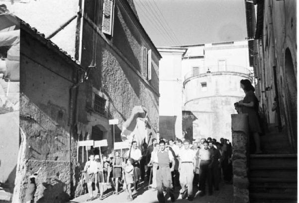 Invasione delle terre. Gruppo di contadini manifesta sfilando nei vicoli di Castelgandolfo