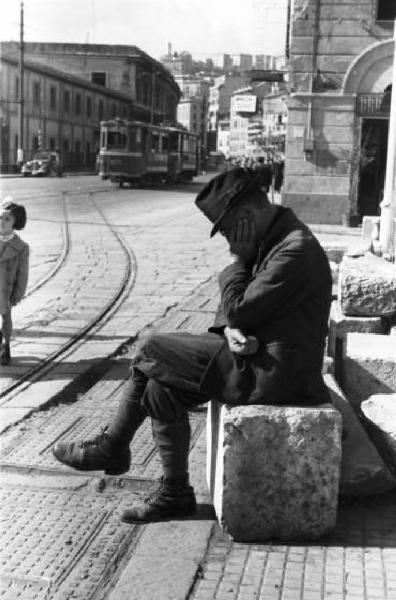 Italia Dopoguerra. Genova - Uomo in attesa alla fermata del tram