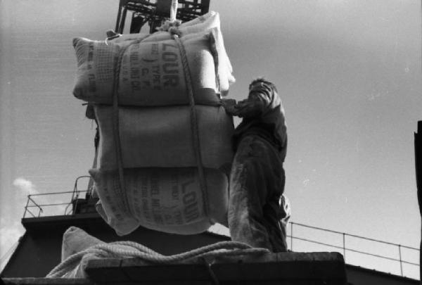 Italia Dopoguerra. Genova - Porto - operazioni di scarico di sacchi di grano