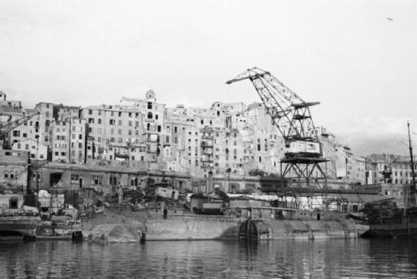 Italia Dopoguerra. Genova - Porto - veduta della città lungo la costa