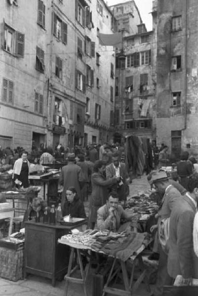 Italia Dopoguerra. Genova - Scorcio di una piazza con un mercatino