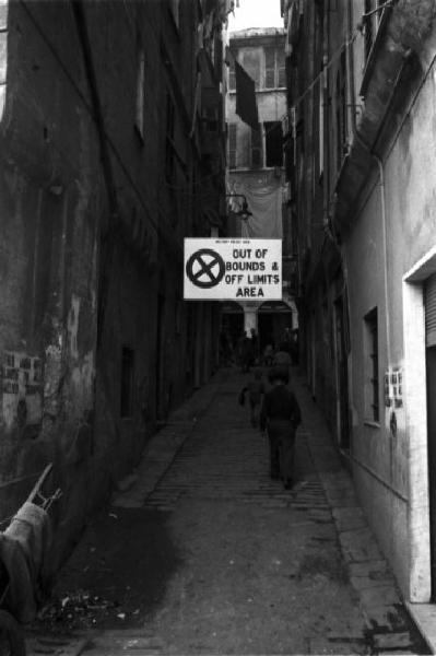 Italia Dopoguerra. Genova - Scorcio di un carrugio con cartello in lingua inglese che definisce una zona "off limits" durante il periodo di guerra