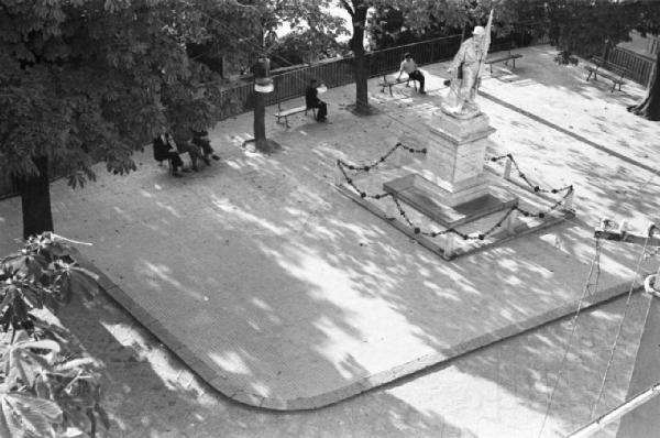 Italia Dopoguerra. Recco - Veduta dall'alto di una piazzetta con una statua su piedistallo al centro