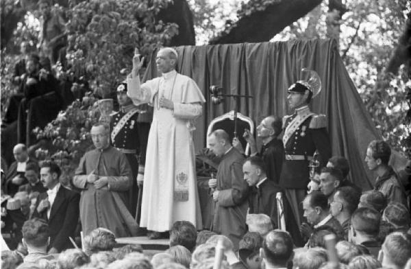 Ike a Castel Gandolfo. Il Papa Pio XII parla a una platea di giovani da un pulpito all'aperto