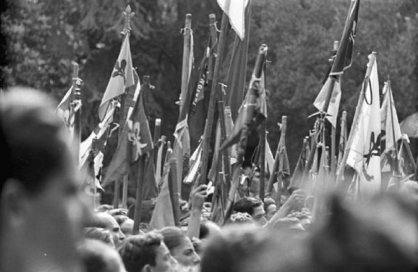 Ike a Castel Gandolfo. Bandiere dei gruppi scout che ascoltano Papa Pio XII