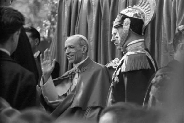 Ike a Castel Gandolfo. Il Papa Pio XII mentre saluta durante un colloquio con qualche personalità. In primo piano carabiniere in alta uniforme