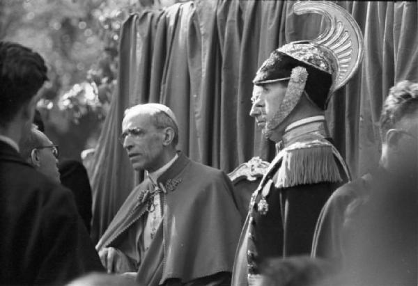 Ike a Castel Gandolfo. Il Papa Pio XII a colloquio con qualche personalità. In primo piano carabiniere in alta uniforme