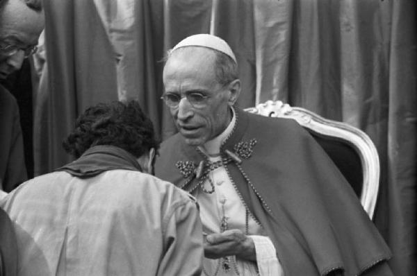 Ike a Castel Gandolfo. Il Papa Pio XII a colloquio con qualche personalità del mondo scout