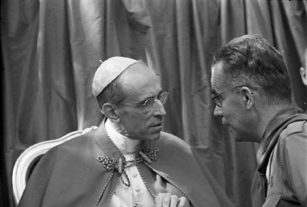 Ike a Castel Gandolfo. Il Papa Pio XII a colloquio con qualche personalità del mondo scout