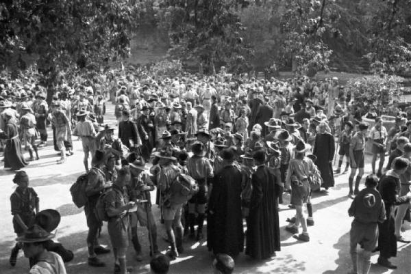 Ike a Castel Gandolfo. Folla di scout e preti nel giardino del Palazzo Pontificio
