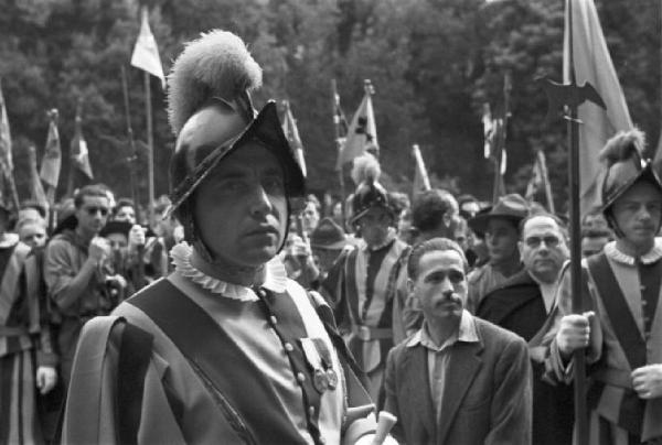 Ike a Castel Gandolfo. Primo piano di una guardia svizzera. Sullo sfondo gruppo di scout