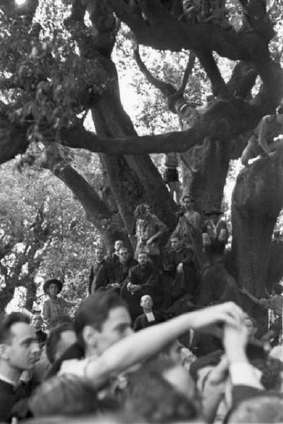 Ike a Castel Gandolfo. Alcuni preti e scout su una pianta osservano al di sopra della folla