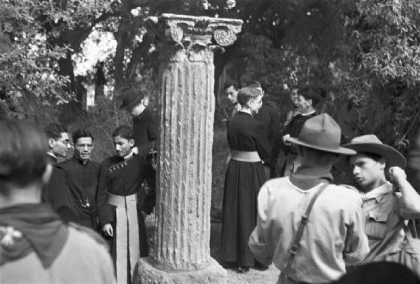 Ike a Castel Gandolfo. Scout e religiosi che discutono. In mezzo ad essi una colonna in pietra con capitello