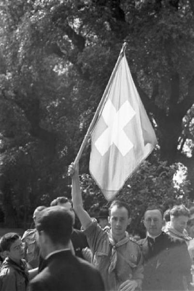 Ike a Castel Gandolfo. Primo piano di uno scout che sventola una bandiera svizzera