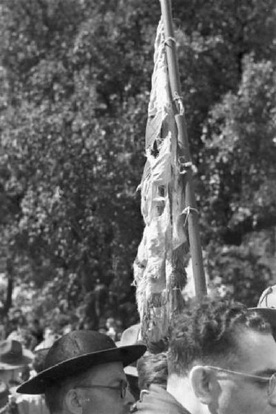 Ike a Castel Gandolfo. Bandiera a brandelli sollevata sopra le teste di un gruppo di scout