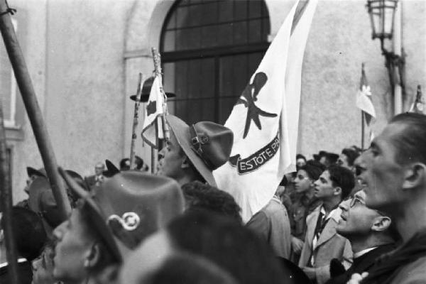 Ike a Castel Gandolfo. Folla di scout con bandiere all'interno del Palazzo Pontificio