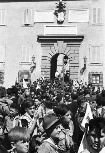 Ike a Castel Gandolfo. Folla di scout con bandiere all'uscita del Palazzo Pontificio