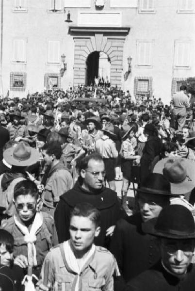 Ike a Castel Gandolfo. Folla di scout e religiosi all'uscita del Palazzo Pontificio