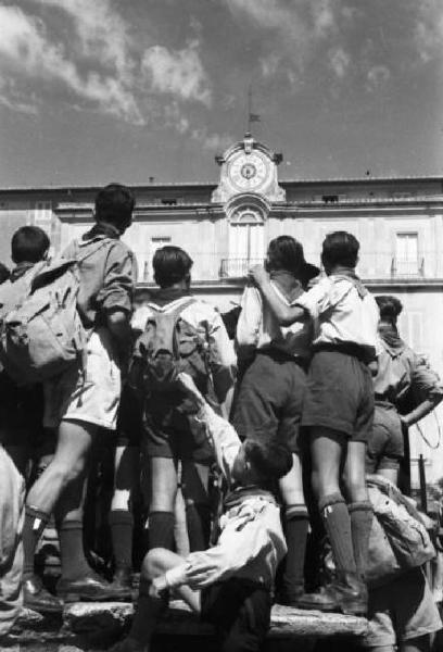 Ike a Castel Gandolfo. Gruppo di scout in piedi sulla fontana di fronte al Palazzo Pontificio
