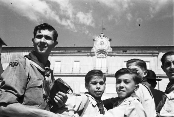 Ike a Castel Gandolfo. Primi piani di un gruppo di giovani scout con un loro capo davanti al Palazzo Pontificio
