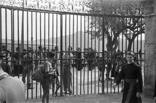 Ike a Castel Gandolfo. Militari, scout e preti dietro a un cancello in ferro